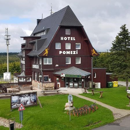 Hotel A Restaurace Pomezi Cínovec エクステリア 写真