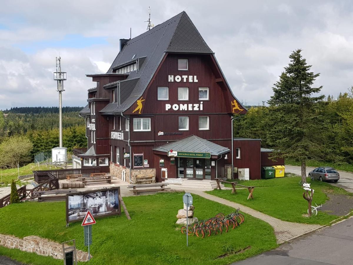 Hotel A Restaurace Pomezi Cínovec エクステリア 写真