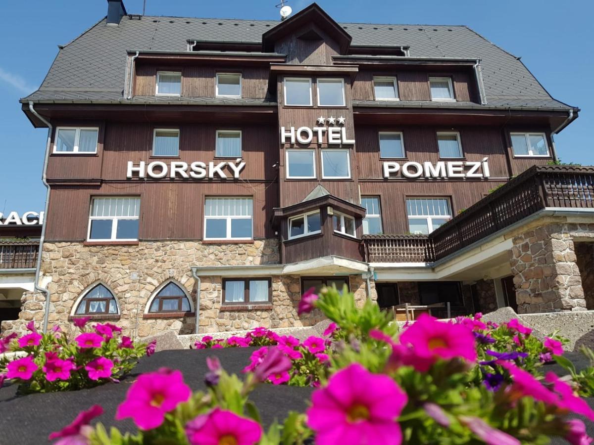 Hotel A Restaurace Pomezi Cínovec エクステリア 写真