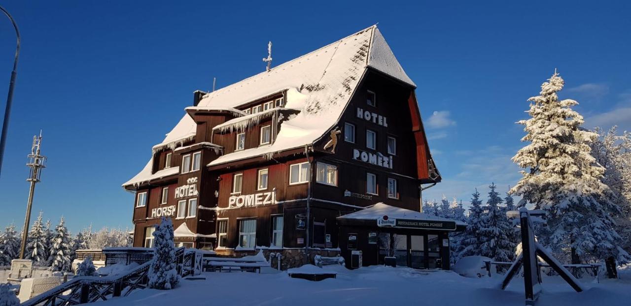 Hotel A Restaurace Pomezi Cínovec エクステリア 写真